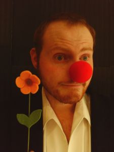 Ian Hansen als der träumende Clown.