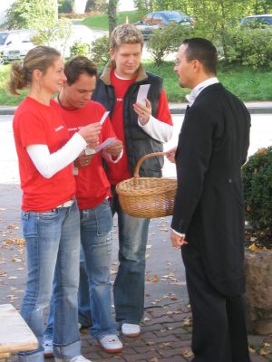 "Was ist denn das?" - "Kleinkunstprogrammflyer mit Bonbon!"